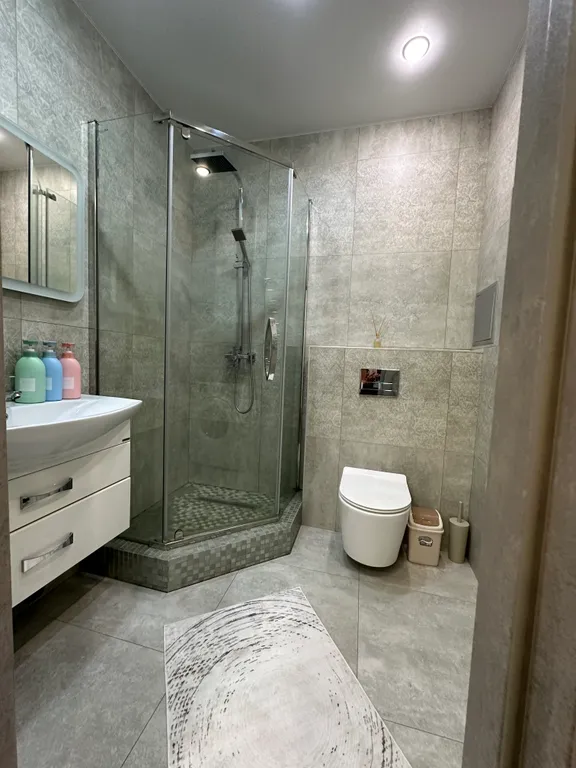 Красивая студия с видом на Золотой мост, город, море