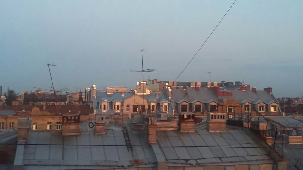Комната в старой мансарде с выходом на крышу
