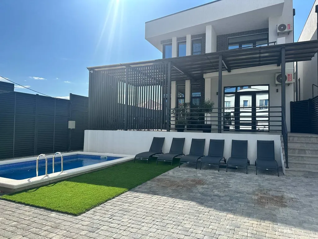 Дом с бассейном с видом на горы