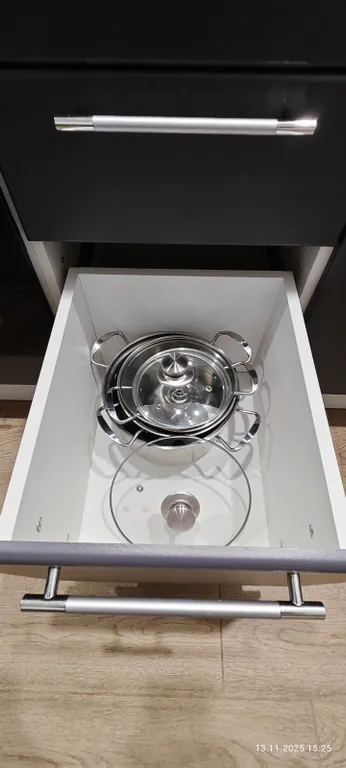 Уютная теплая современная квартира