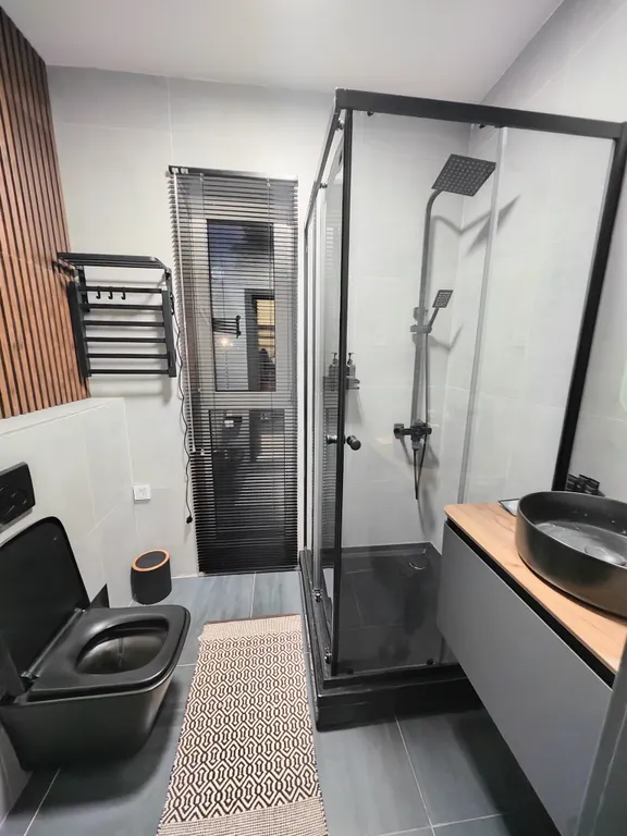 Стильный Барнхаус со вторым светом с видом на сосновый лес