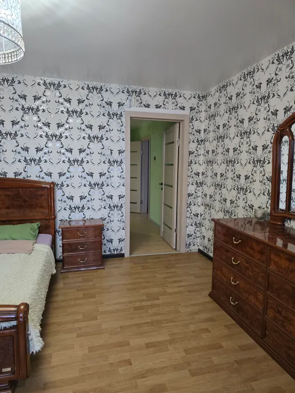 В самом центре города около рынка