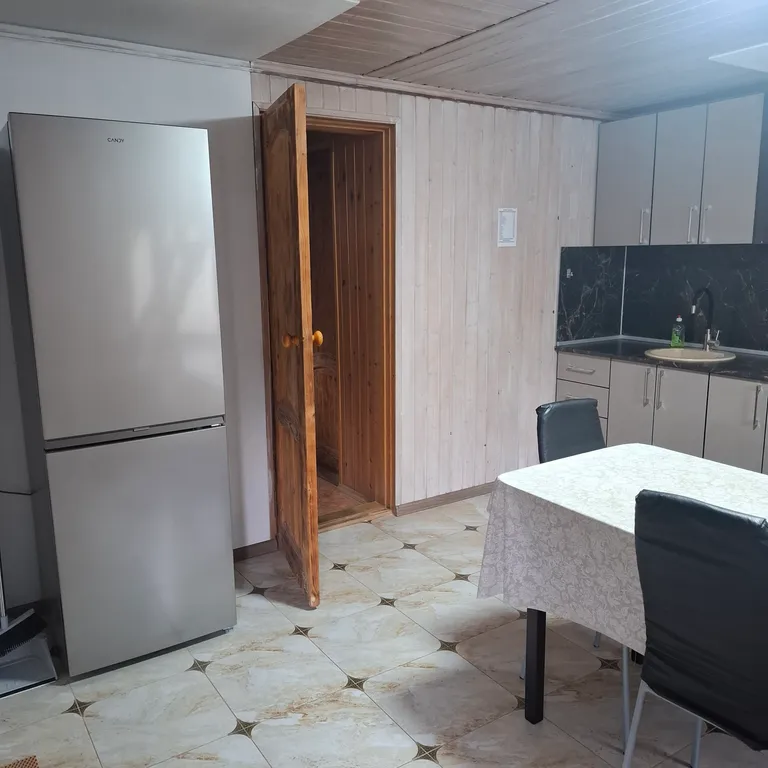 Домик у реки Дах с видом на горы