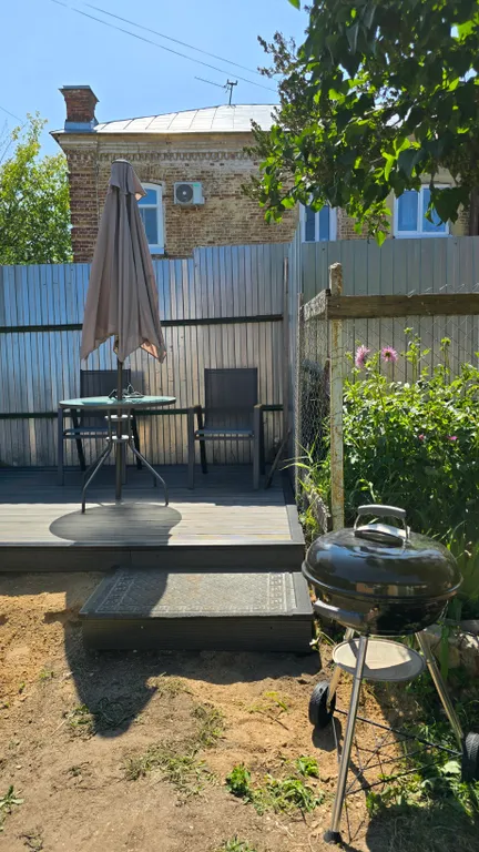 Уютная часть дома на берегу Волги в городе