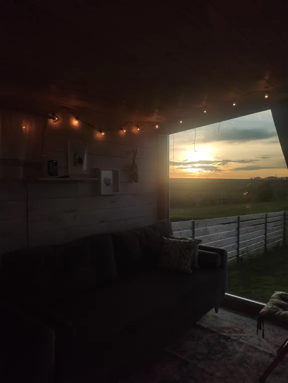 Уютный сканди домик с видом на озеро, баня, чан