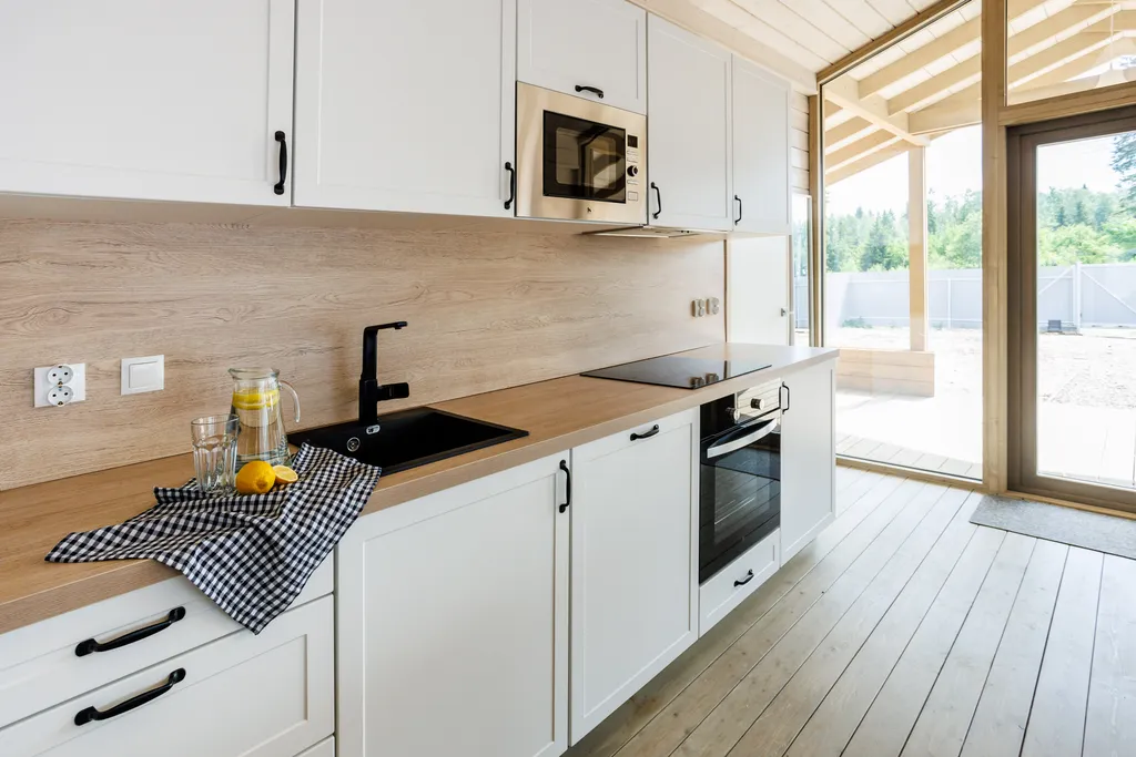 Загородный дом у леса и конюшни