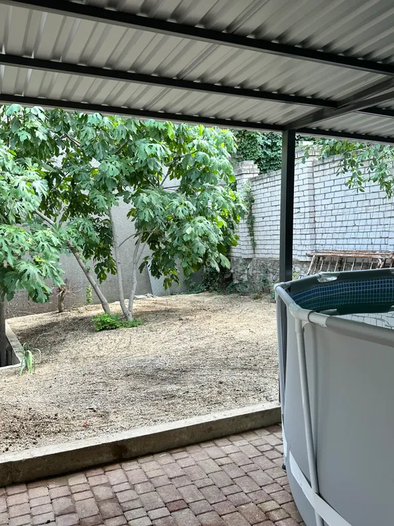 Уютный новый дом в центре города с бассейном