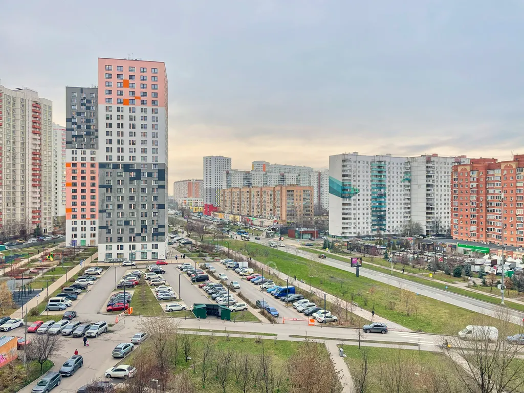 Шикарная 2-комнатная квартира с раздельными комнатами и балконом