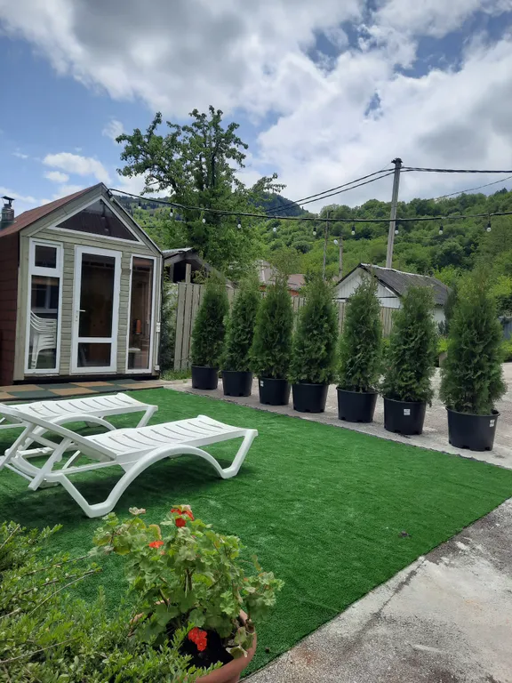 Милый домик в стиле прованс с камином, горячей купелью, баней, бассейном