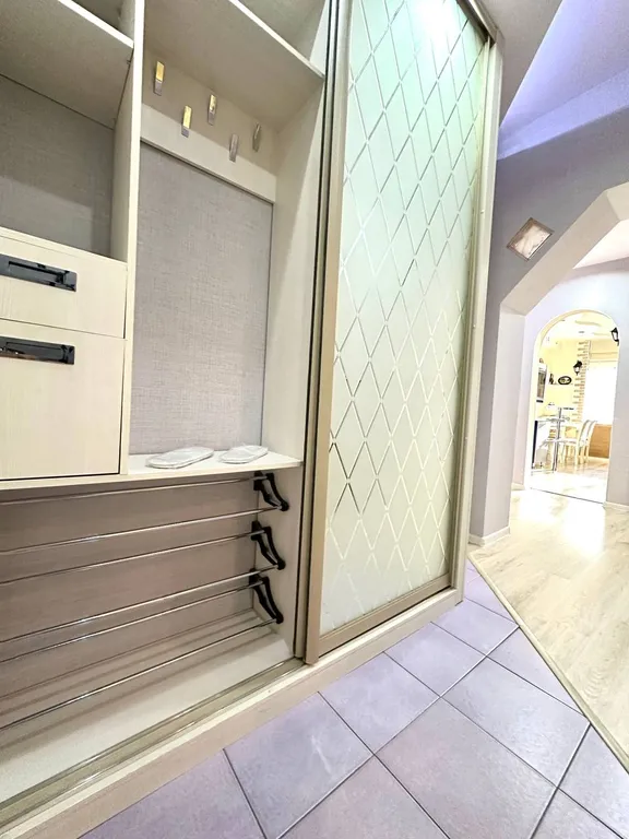 Евродвушка в центре с парковкой и джакузи, рядом ресторан Helga