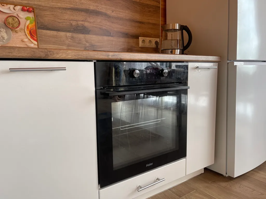 Уютный дом у леса и озера