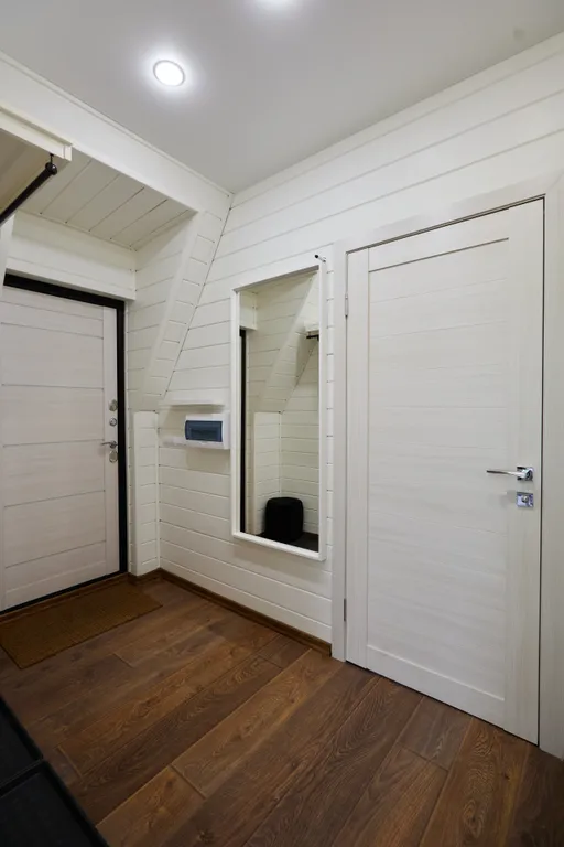 Современный дом в сосновом лесу