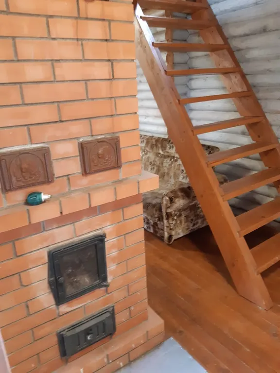 Деревянный двухэтажный дом на краю тихой деревни