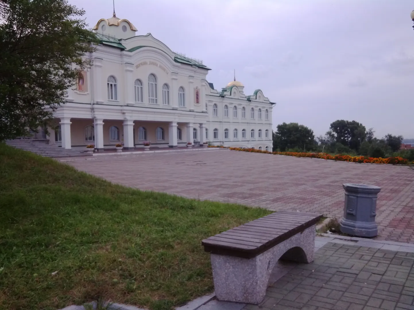 Хабаровская духовная семинария на улице Ленина на площади Слаы. Рядом Кафедральный собор.