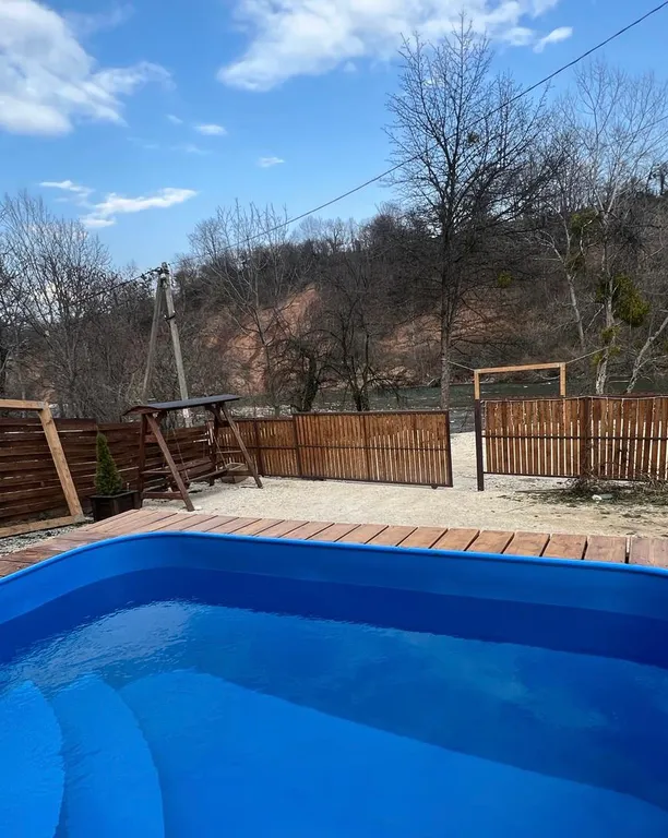 Барн хаус с видом на речку и бассейном