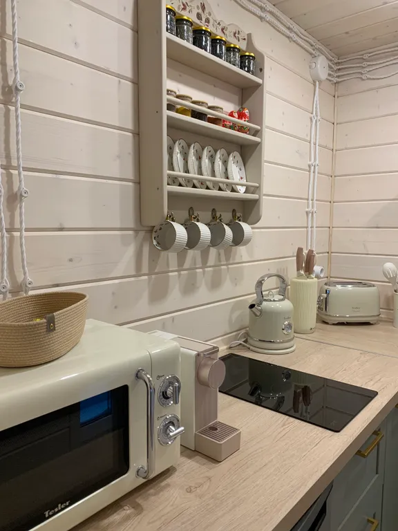 Красная Матрешка - глэмпинг в лесу