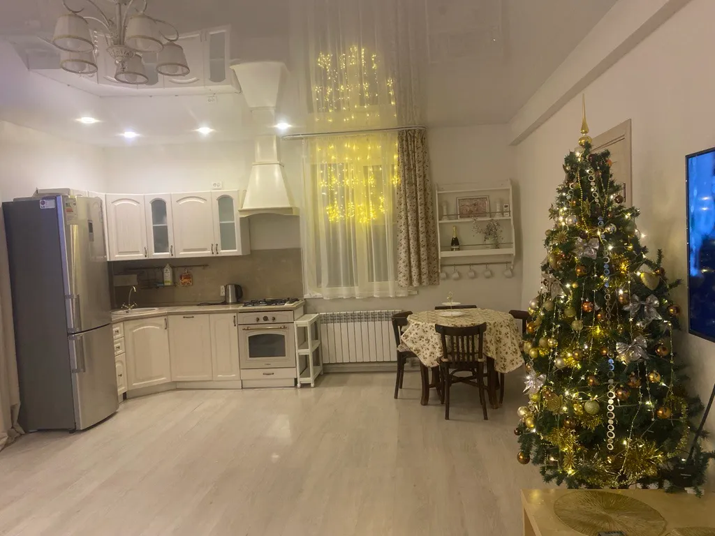 Дом с камином и видом на зимний лес