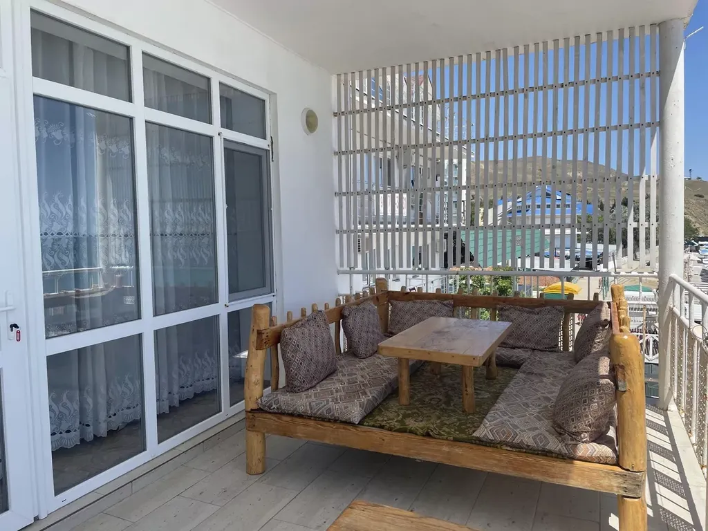 Улучшенный двухкомнатный  номер с балконом и видом на море