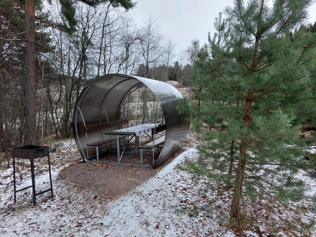 Уединенное место для отдыха у озера