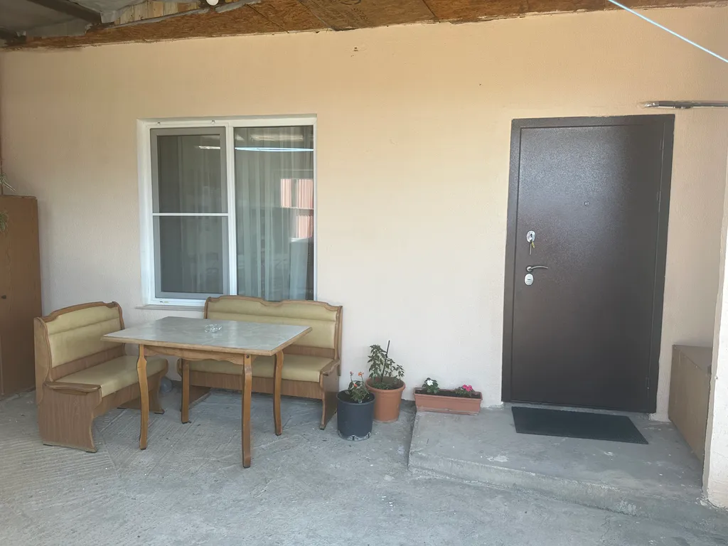 Уютная двухкомнатная квартира со своим двором