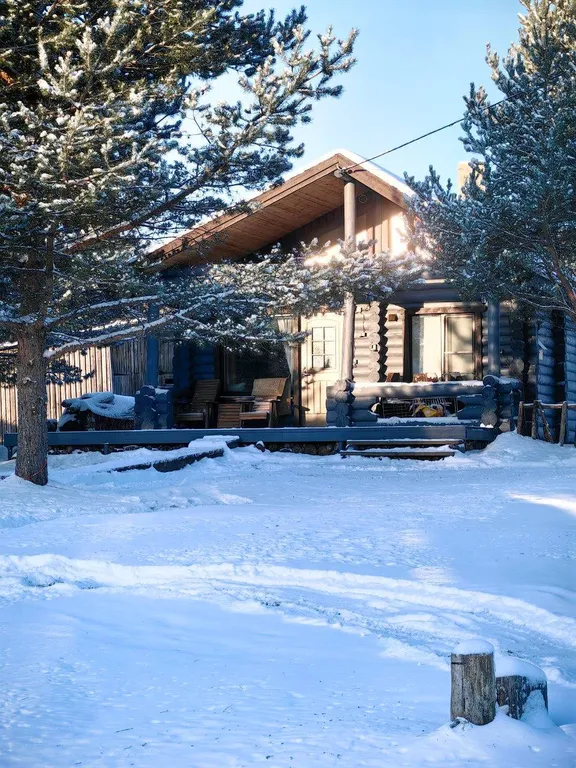 Дом на берегу реки в тихой деревне