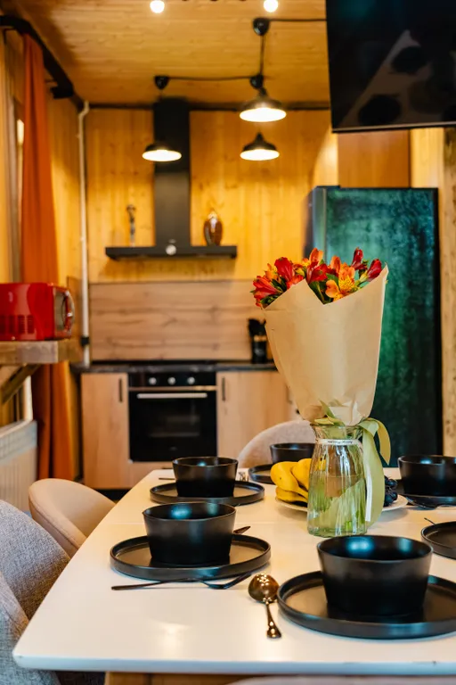 Дом с деревом