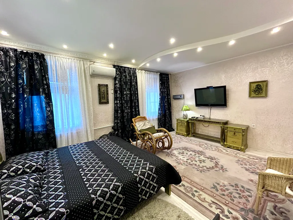 Уютные апартаменты у моря с камином и дизайнерским ремонтом