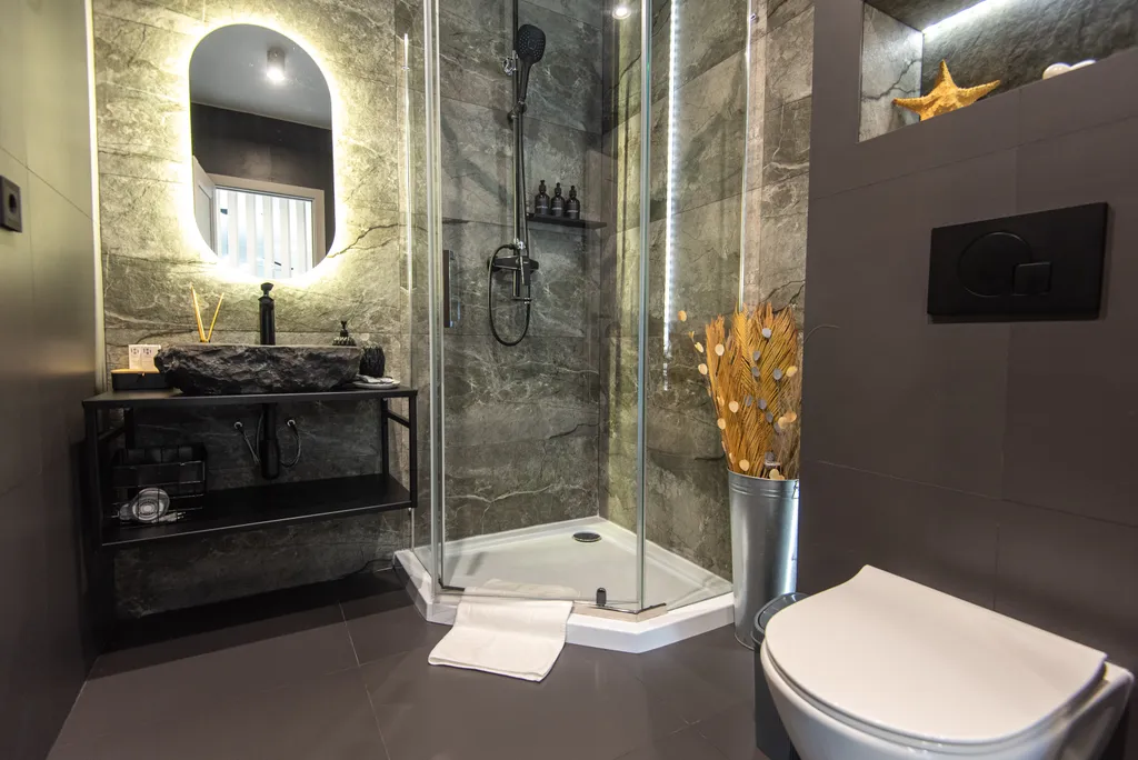 Зеркальный домик с террасой и теплой купелью