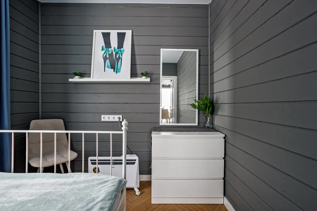 Grey House с дикими зайцами