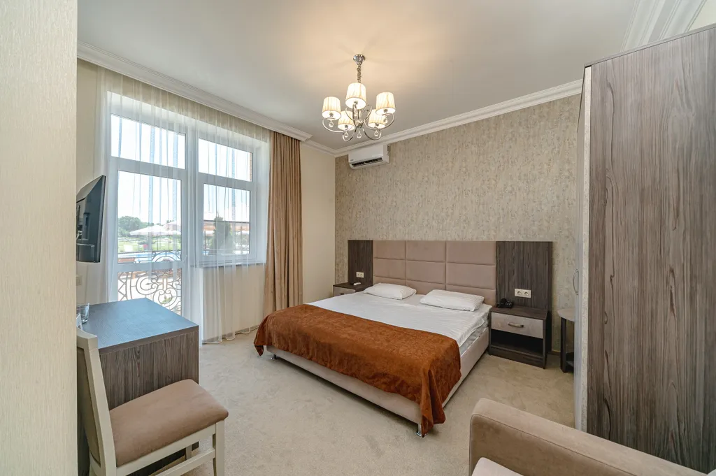 Трехместный комфорт с французским балконом и видом на бассейн и парк