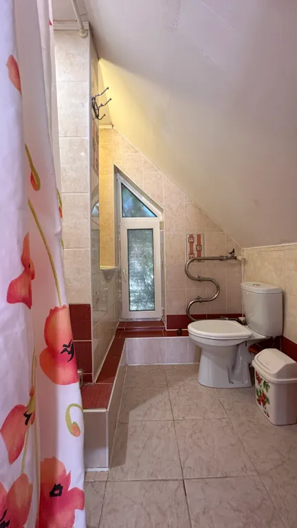 Благоустроенная комната в коттедже с двумя балконами и видом на море.