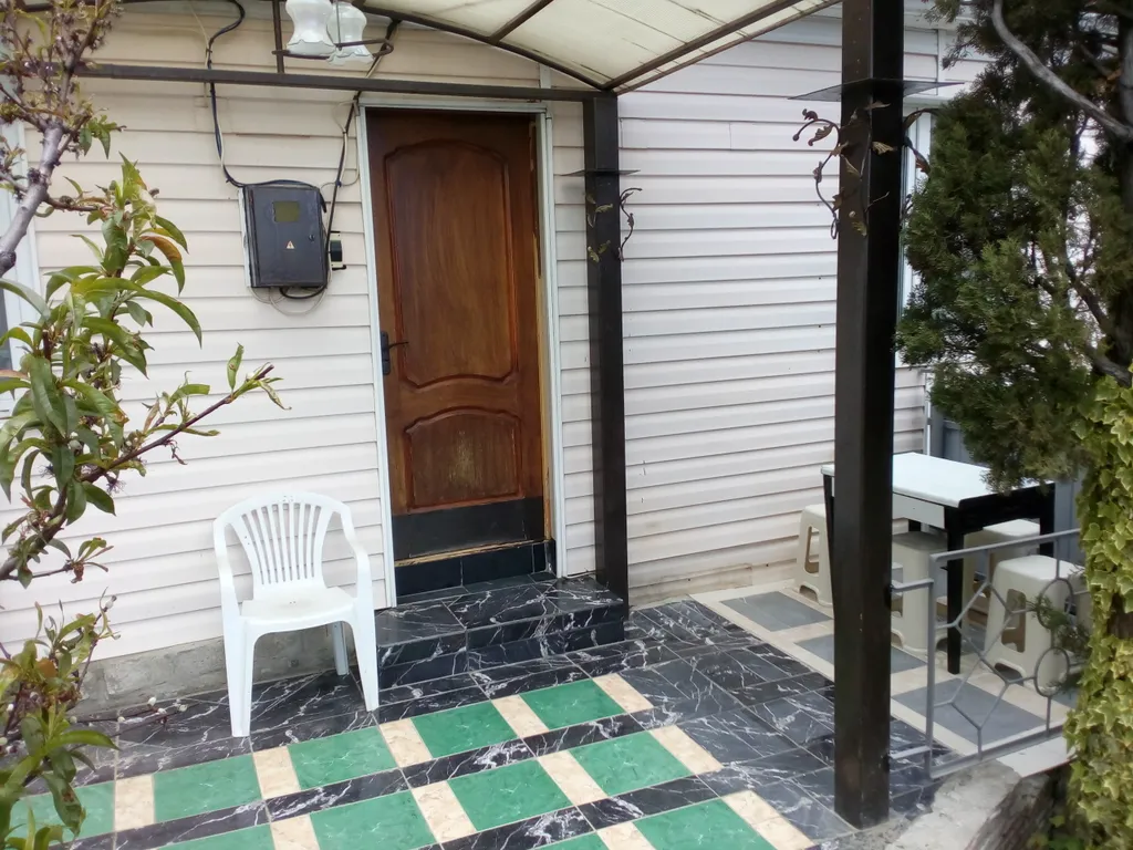 Большая 2-комнатная часть дома с парковочным местом