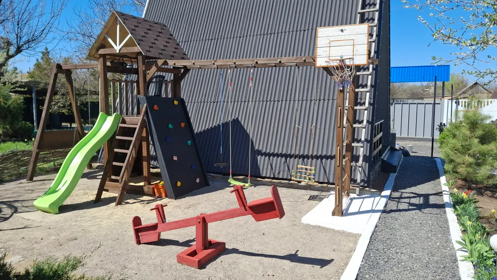 Дом-шалаш на территории частного домовладения