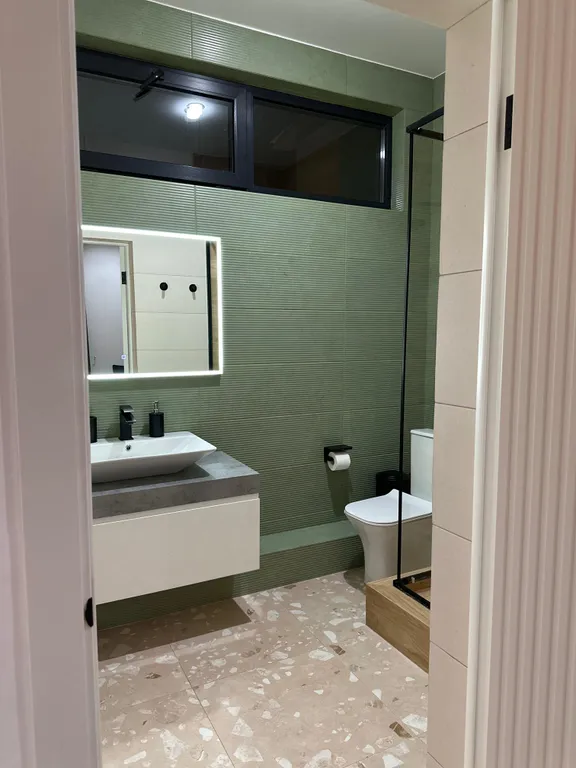 Новый коттедж с витражными окнами в центре