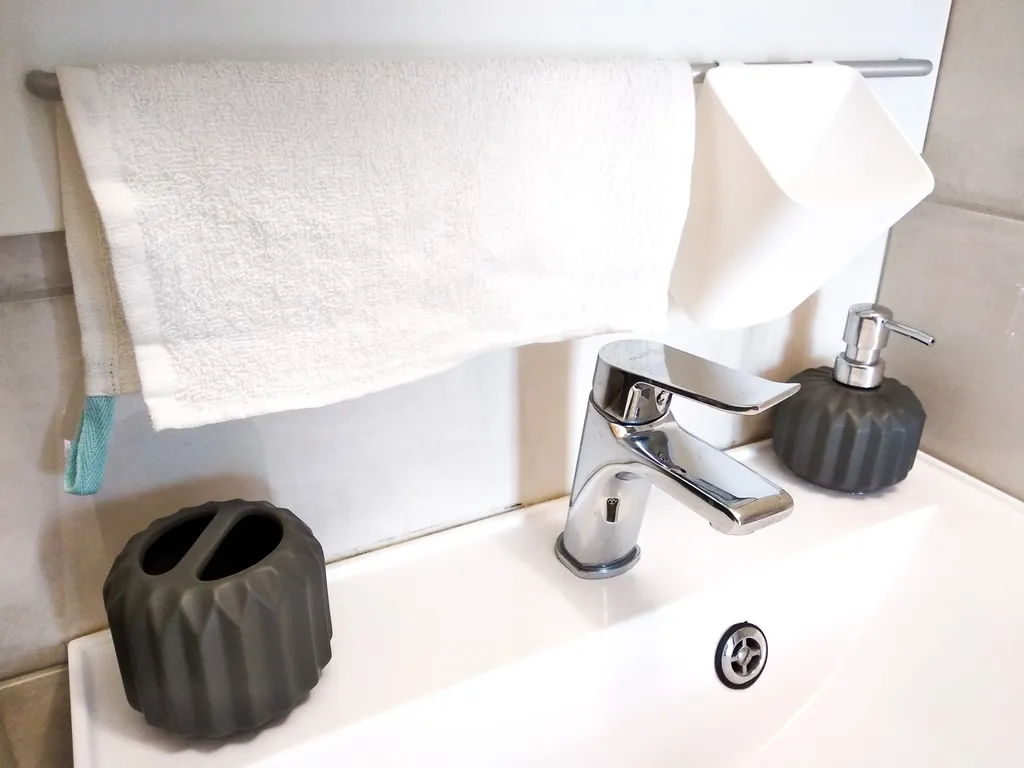 Студия с камином, деревом и видом на реку