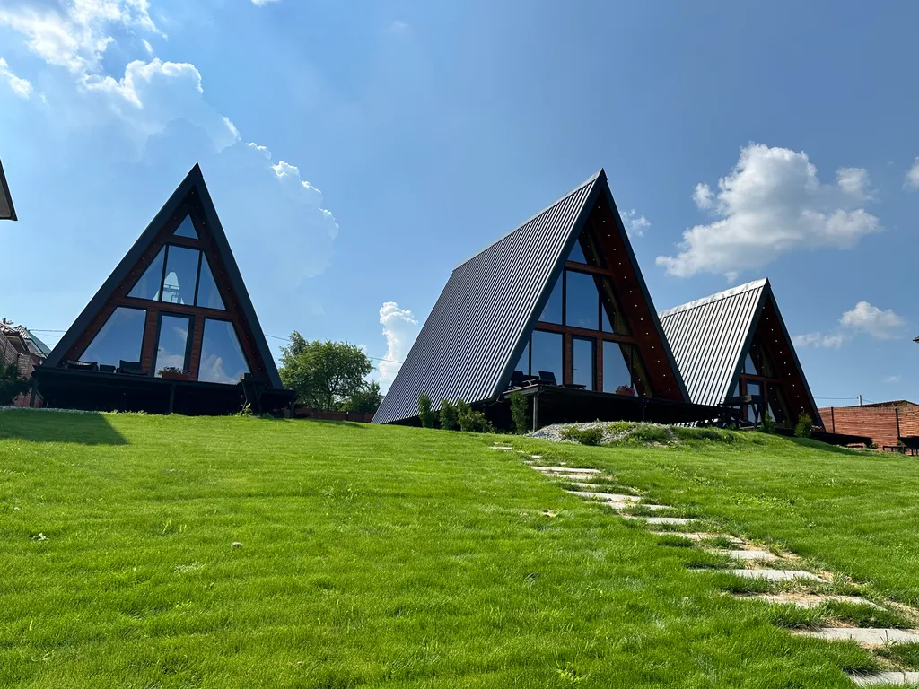 Треугольный дом A-фрейм с панорамными окнами Космос