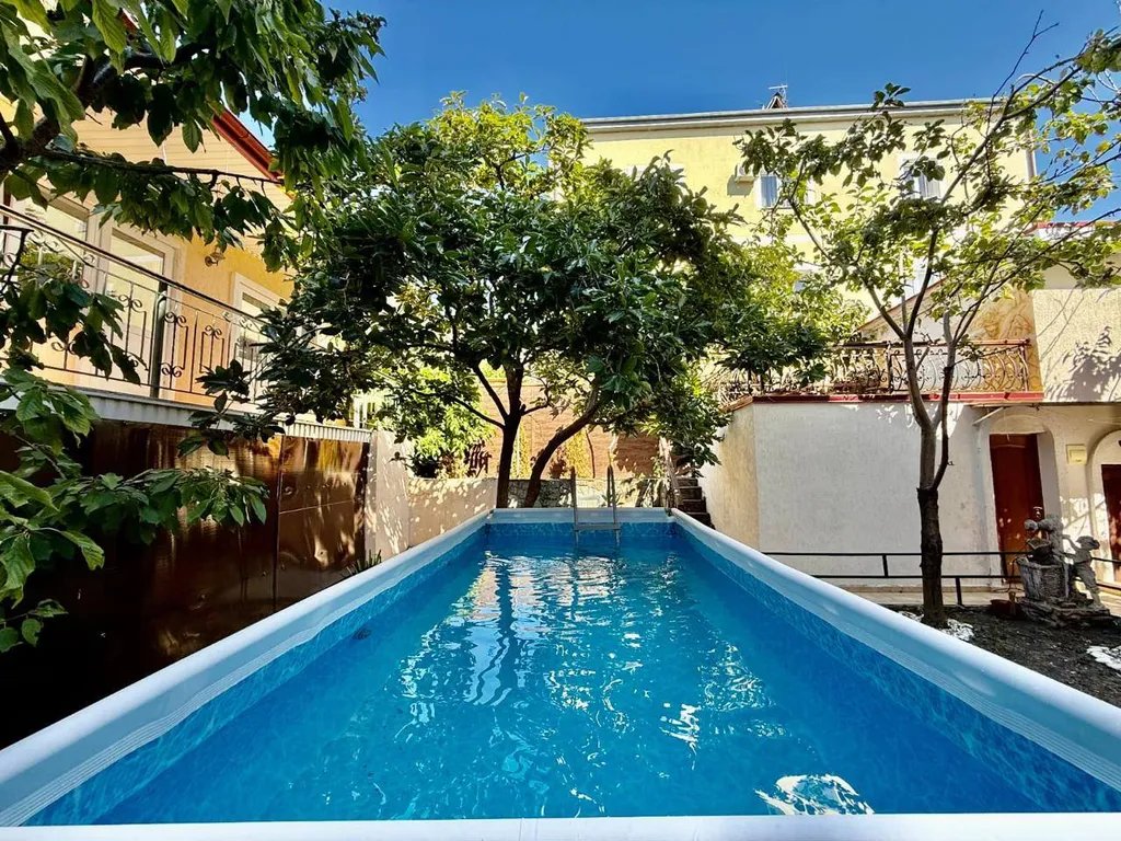 Дом с террасами и видом на море, рядом с центром