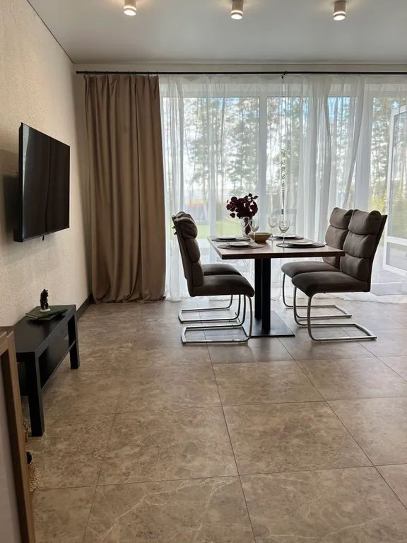 таунхаус на берегу озера с панорамными окнами, сауной и зоной барбекю