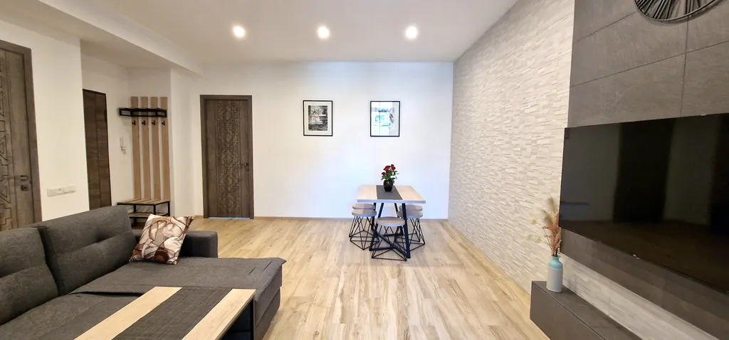 3-комнатная квартира с видом на парк у площади Республика