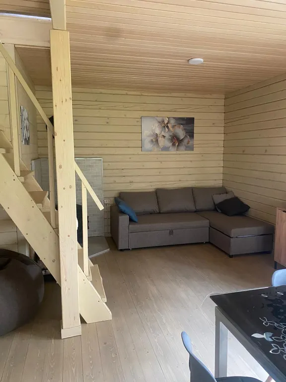 Уютный домик в лесу около реки