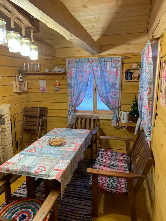 Деревянный дом у озера