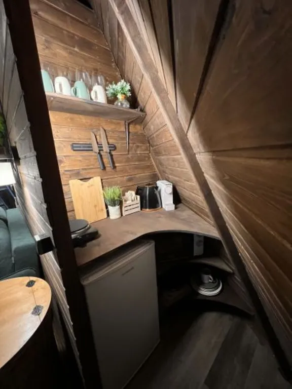 Уютные дома на берегу озера в сосновом лесу