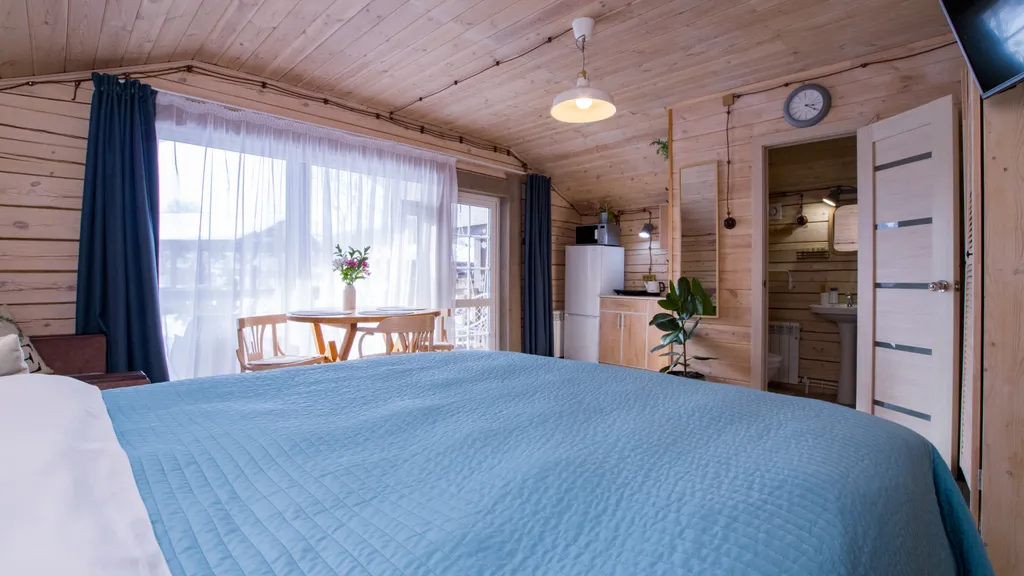 Уютный дом на берегу озера