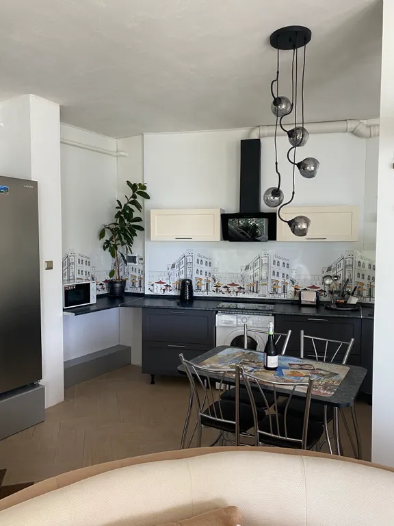 Большая студия с видом на море с панорамными окнами