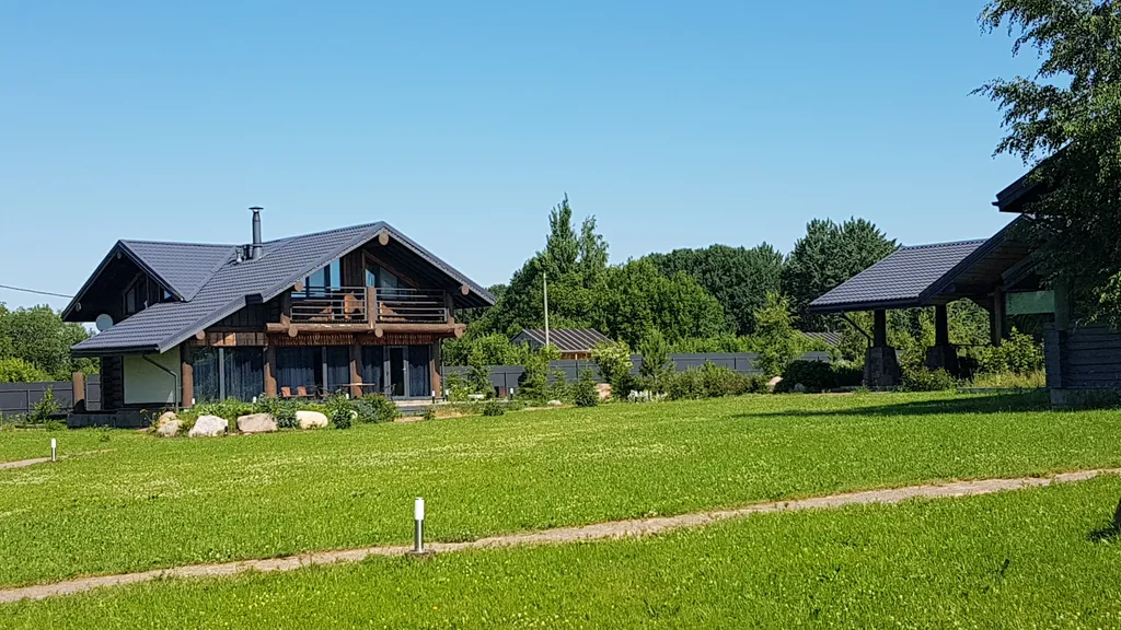 Большой дом с камином и террасой