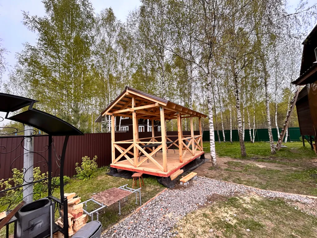 Загородный дом с беседкой