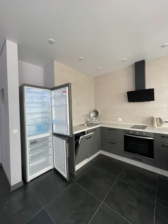 Просторная уютная студия с панорамным остеклением в тихий двор