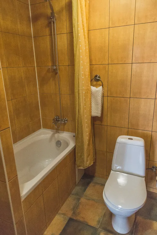 Уютный номер в гостинице в сосновом лесу и на берегу озера