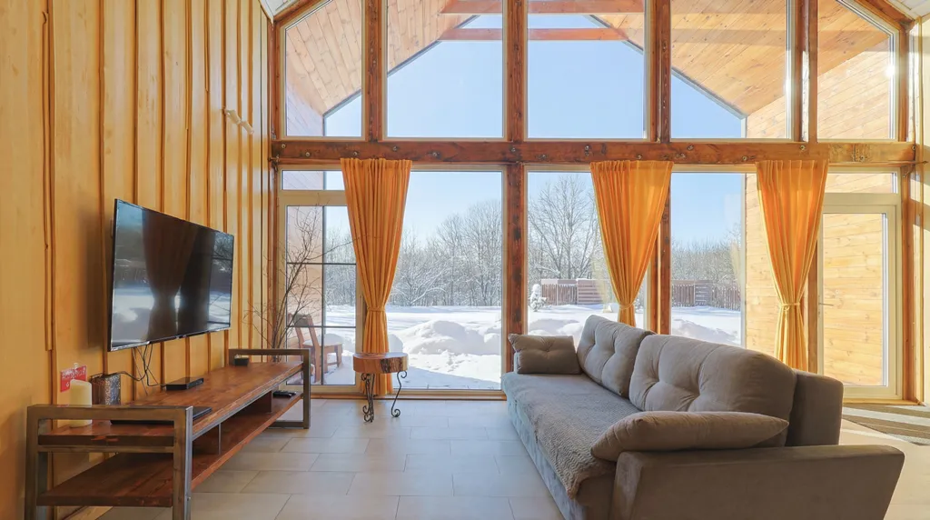 Современный двухэтажный дом из натурального дерева, с большими окнами