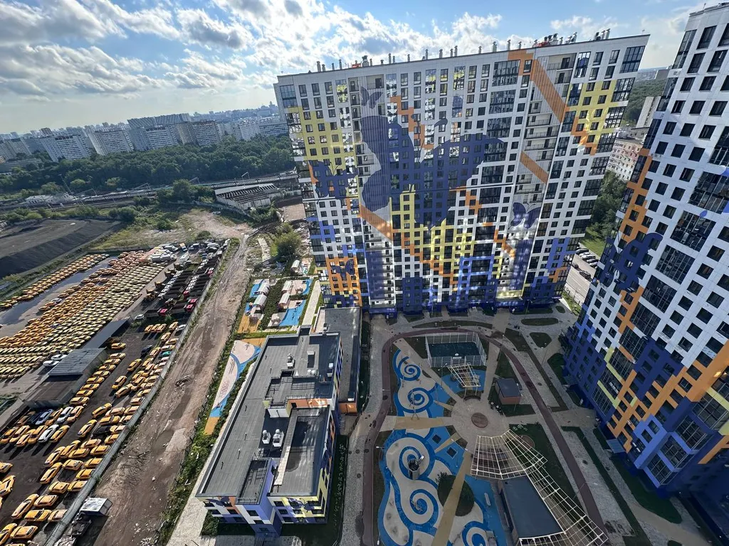 Однокомнатная квартира с большой кроватью и диваном